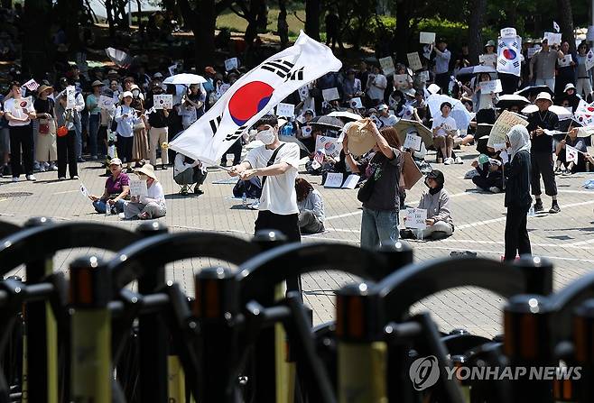 이어지는 올림픽공원 개표소 봉쇄 시위 (서울=연합뉴스) 김성민 기자 = 6·3 지방선거 투표용지 부족 사태를 규탄하며 재선거를 요구하는 '잠실 개표소 봉쇄 시위'가 계속되고 있는 9일 서울 송파구 올림픽공원 핸드볼경기장에서 시민들이 구호를 외치고 있다. 2026.6.9 ksm7976@yna.co.kr