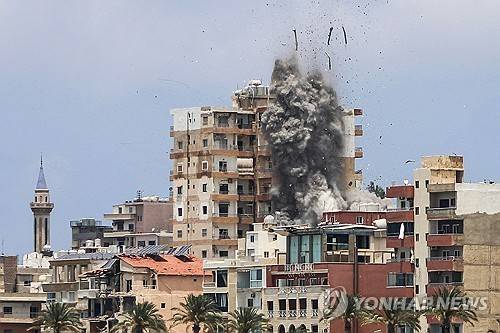 이스라엘군 공습 이후 연기와 잔해가 솟아오르는 레바논 남부 티레의 건물 [AFP 연합뉴스. 재판매 및 DB 금지]