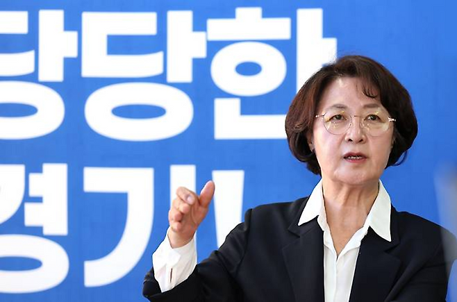 ▲ 추미애 경기도지사 당선인이 후보 신분이었던 지난 5월 17일 수원특례시 팔달구 선거캠프에서 인터뷰하는 모습. /김철빈 기자 narodo@incheonilbo.com
