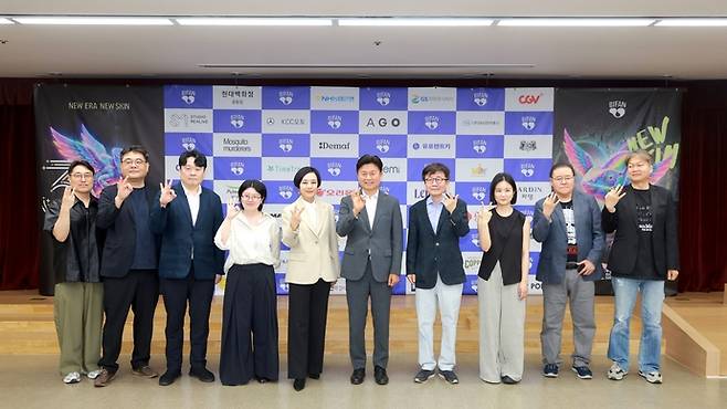 지난 9일 부천시청 소통마당에서 열린 제30회 부천국제판타스틱영화제 상영작 공개 기자간담회에서 조용익(가운데) 부천시장을 비롯해 장미희(가운데 왼쪽) 조직위원장, 신철(가운데 오른쪽) 집행위원장과 프로그래머, 전문위원 등 영화제 관계자가 기념사진을 촬영하고 있다. 사진=부천국제판타스틱영화제
