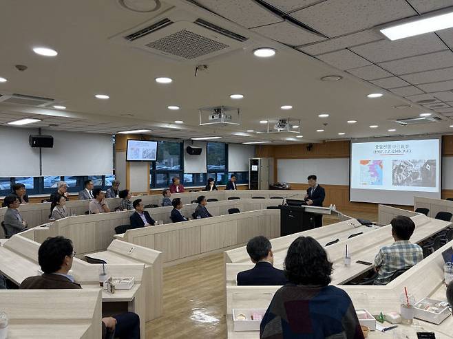송재윤 캐나다 맥매스터 대학교 교수가 9일 한밭대 경상학과 108호에서 에서 '2026년 테크노경영 포럼'에 참석해 강의를 진행하고 있다.(사진=심효준 기자)