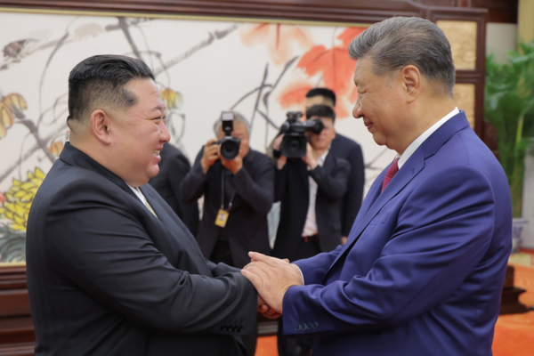 지난 2025년 9월 4일 중국을 방문한 김정은 북한 국무위원장이 시진핑 중국 국가주석과 양자회담을 하기 전 악수하는 모습. 연합뉴스