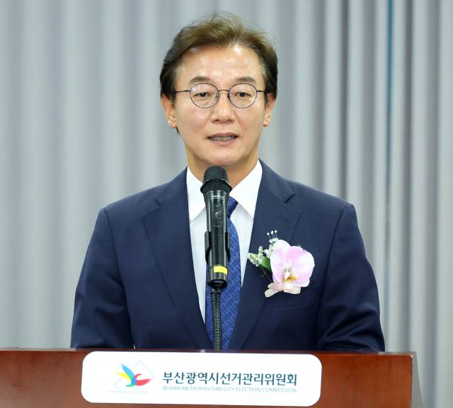 더불어민주당 전재수 부산시당 당선인이 5일 부산 연제구 부산시선관위에서 열린 당선증 교부식에서 당선 소감을 말하고 있다. 연합뉴스