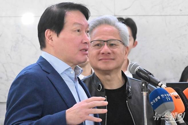 (오른쪽)젠슨 황 엔비디아 창립자 겸 최고경영자가 8일 오전 서울 종로구 SK서린빌딩에서 열린 'SK그룹·엔비디아 협력' 기자회견에서 최태원 SK그룹 회장의 발표를 경청하며 애정 섞인 미소를 짓고 있다. 사진=강민석 기자