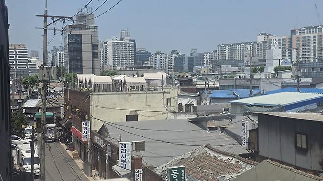 ▲서울 영등포구 문래동 기계금속 집적지 전경. 철공소와 금속가공업체가 밀집한 공장 지붕 사이로 루프톱 카페와 상업시설이 들어서 있으며, 제조업 공간이 문화·상업 공간으로 대체되는 젠트리피케이션 현상이 진행되고 있다.  사진=장혜원 기자