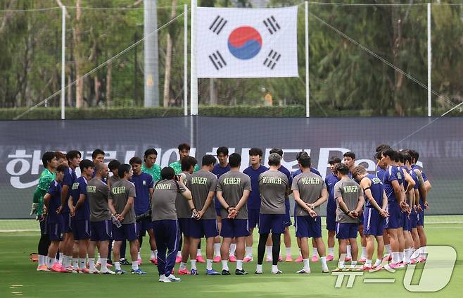 대한민국 축구대표팀 선수들이 6일(현지시간) 멕시코 할리스코 과달라하라에 위치한 '치바스 베르데 바예' 훈련장에서 열린 2026 국제축구연맹(FIFA) 북중미월드컵 피파 커뮤니티 트레이닝(오픈 트레이닝)에서 훈련에 앞서 이야기를 나누고 있다. 2026.6.7 ⓒ 뉴스1 임세영 기자