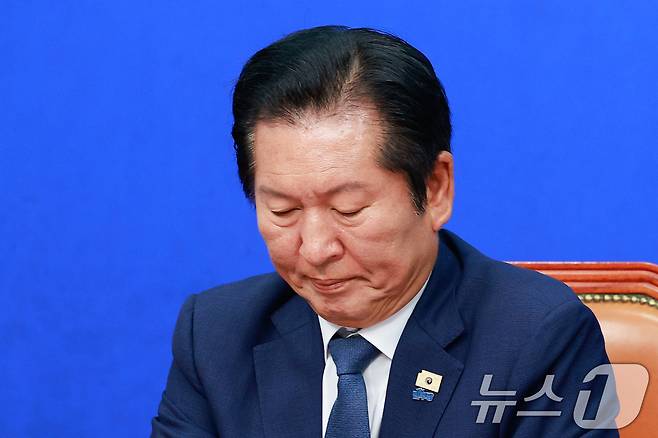 정청래 더불어민주당 대표가 10일 오전 서울 여의도 국회에서 열린 최고위원회의에 참석해 원내대표 발언을 듣고 있다. 2026.6.10 ⓒ 뉴스1 안은나 기자