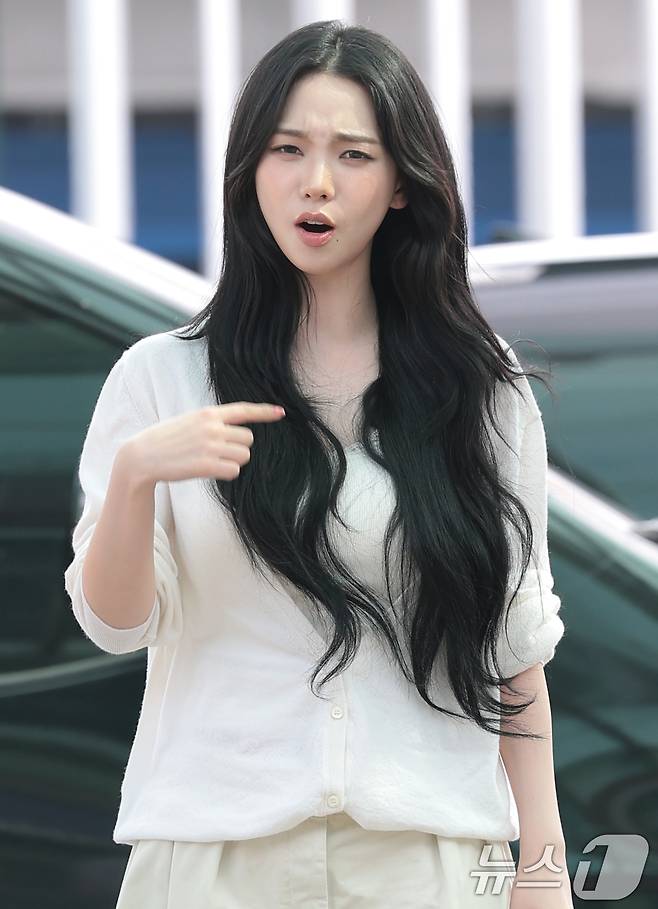 에스파 카리나가 월드컵 응원을 위해 10일 인천국제공항에 도착해 멕시코로 출국하며 알레르기를 숨기기 위해 인상을 쓰며 팬과 소통하고 있다. ⓒ 뉴스1 권현진 기자