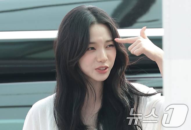 에스파 카리나가 월드컵 응원을 위해 10일 인천국제공항에 도착해 멕시코로 출국하며 얼굴에 '알레르기'가 났다고 말하고 있다. ⓒ 뉴스1 권현진 기자