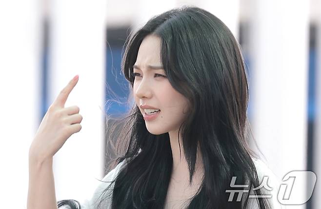 에스파 카리나가 월드컵 응원을 위해 10일 인천국제공항에 도착해 멕시코로 출국하며 얼굴에 '알레르기'가 났다고 말하고 있다. ⓒ 뉴스1 권현진 기자