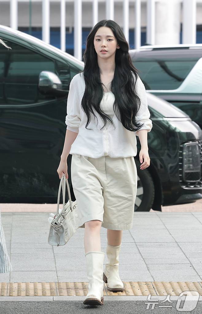 에스파 카리나가 월드컵 응원을 위해 10일 인천국제공항에 도착해 멕시코로 출국하고 있다. 2026.6.10 ⓒ 뉴스1 권현진 기자