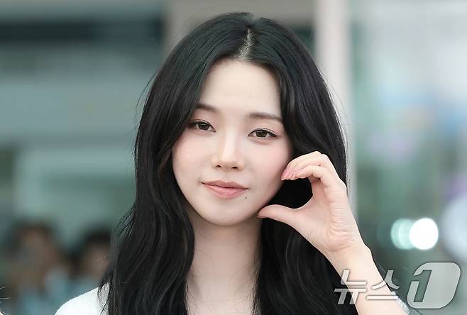 에스파 카리나가 월드컵 응원을 위해 10일 인천국제공항에 도착해 멕시코로 출국하기 전 사상스러운 하트로 인사를 전하고 있다. ⓒ 뉴스1 권현진 기자