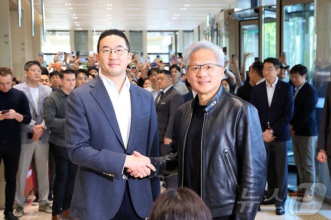 젠슨 황 엔비디아 최고경영자(CEO)와 구광모 LG회장이 8일 서울 영등포구 LG그룹 사옥에서 악수를 나누고 있다. 2026.6.8 ⓒ 뉴스1 이호윤 기자