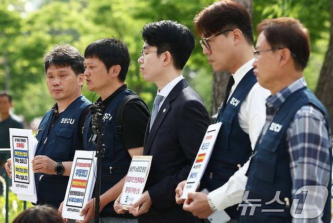 삼성전자 비반도체, DX 부문 직원 중심으로 구성된 삼성전자 노동조합 동행 노조원들이 26일 오전 수원지방법원에서 2026년 임금협상 잠정합의안 찬반 투표 중지를 요구하는 가처분 신청에 앞서 입장을 밝히고 있다.  2026.5.26 ⓒ 뉴스1 김민지 기자