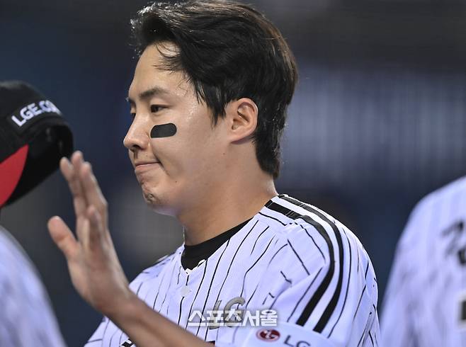 LG 선발투수 임찬규가 9일 서울 잠실구장에서 열린 2026 KBO리그 SSG전 4회 투구 후 더그아웃으로 들어오며 하이파이브를 하고 있다. 잠실 | 최승섭기자 thunder@sportsseoul.com