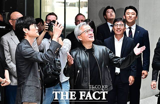 젠슨 황 엔비디아 최고경영자(CEO)가 지난 8일 오후 경기도 성남시 정자동 네이버 1784 사옥에서 직원들과 팬들에게 인사를 하고 있다. /성남=배정한 기자