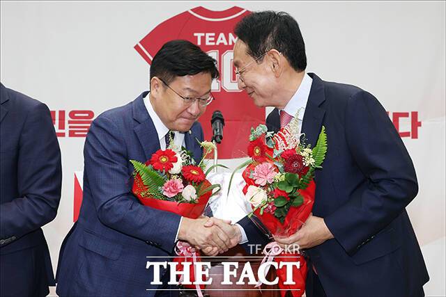 정점식 국민의힘 신임 원내대표가 10일 서울 여의도 국회에서 열린 국민의힘 원내대표 선출 의원총회에서 김도읍 후보와 악수를 하고 있다. /국회=배정한 기자