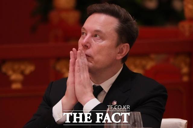 미래에셋증권은 지난 2022년부터 일론 머스크 테슬라 최고경영자(CEO)의 우주탐사기업 스페이스X에 꾸준히 투자한 것이 올해 1분기 성과로 발현되면서 자기투자 부문 평가이익이 크게 개선됐다. 이번 스페이스X IPO 인수단에도 이름을 올린 미래에셋증권은 지난 8일까지 진행한 개인·법인 전문투자자 스페이스X 청약에서 모두 완판을 기록했다. 사진은 머스크가 지난 5월 14일(현지시간) 베이징 인민대회당에서 열린 도널드 트럼프 대통령과 시진핑 중국 국가주석의 국빈 만찬에 참석해 시 주석의 연설을 듣고 있는 모습. /AP.뉴시스