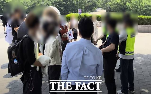 6·3 지방선거 투표용지 부족 사태로 촉발된 서울 송파구 올림픽공원 핸드볼경기장 앞 집회가 6일 차를 맞이한 10일 오후, 현장은 치열해진 인프라 확충과 더불어 참가자들 사이에 누적된 피로감으로 인해 날 선 긴장감과 불신이 극에 달한 모양새다. 참가자들이 대화경찰에게 주민등록증 공개를 요구하며 대립하고 있다. /서울 올림픽공원=오승혁 기자