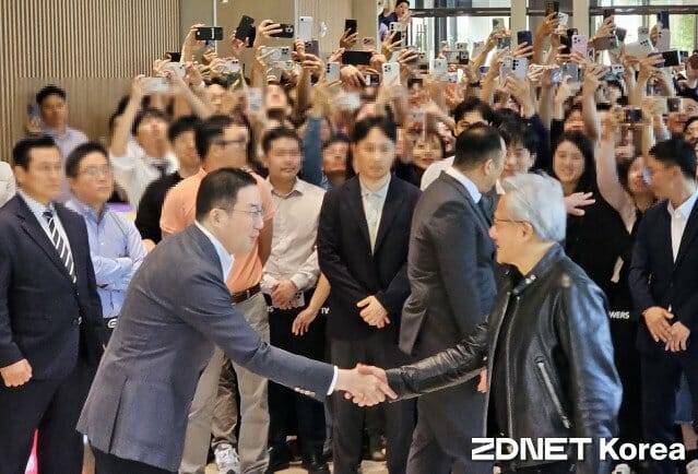 8일 오전 LG 트윈타워에서 구광모 LG 대표와 젠슨 황 엔비디아 최고경영자(CEO)가 악수를 나누고 있다. (사진=지디넷코리아)