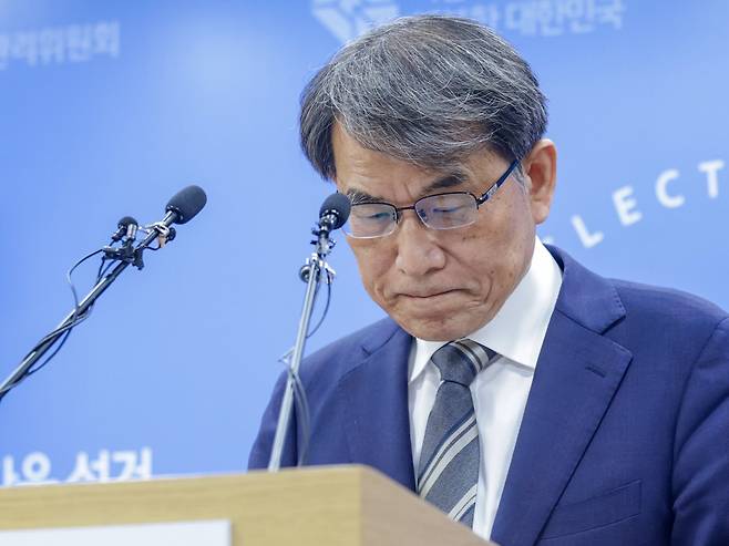 지난 5일 오후 경기도 과천 중앙선거관리위원회에서 노태악 중앙선관위원장이 투표용지 부족 사태와 관련 대국민 사과 기자회견을 갖고 있다. /장련성 기자