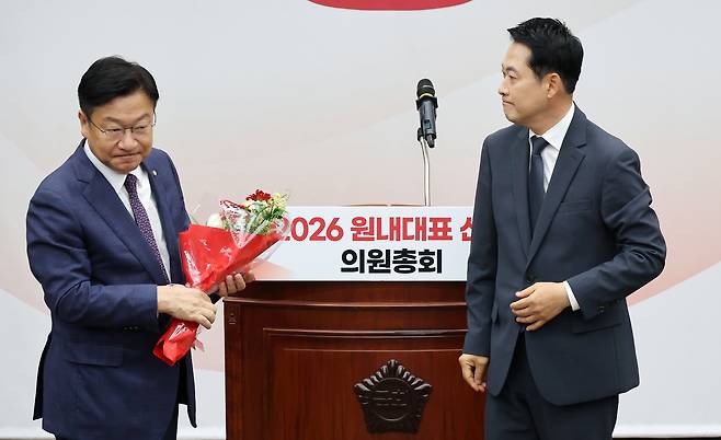 10일 국회에서 열린 국민의힘 원내대표 선출 의원총회에서 신임 원내대표로 당선된 정점식 의원(왼쪽)이 장동혁 대표로부터 꽃다발을 받고 있다./박성원 기자