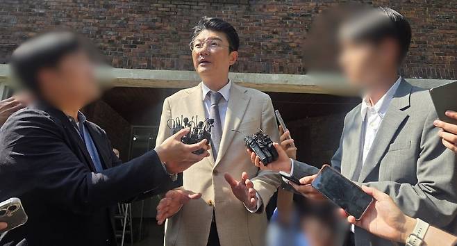 '투표용지 부족 사태'가 발생했던 서울 송파구 잠실7동 제2투표소에서 증거보전을 위한 현장검증을 마치고 나온 김정철 개혁신당 최고위원이 설명하고 있다. /강정아 기자