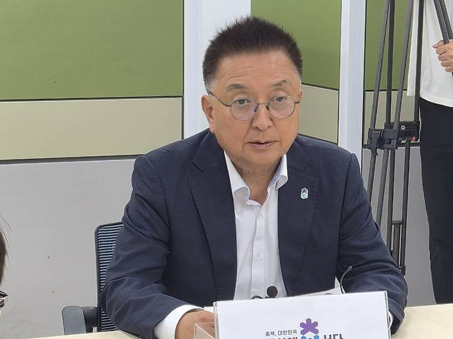 기자실 찾은 김영환 지사. 임은수 기자