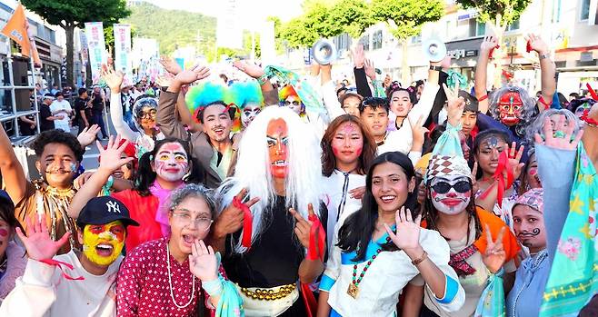 문화체육관광부 지정 문화관광축제인 ‘음성품바축제’가 10일부터 14일까지 충북 음성 설성공원과 꽃동네 일원에서 개최된다. 올해는 더욱 깊어진 나눔의 가치와 커다란 재미, 그리고 세계로 뻗어가는 글로벌 콘텐츠로 찾아온다. 음성군 제공