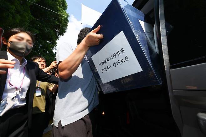 [서울=뉴시스] 황준선 기자 = 김지연 서울동부지방법원 부장판사와 관계자들이 10일 오후 6·3 지방선거 투표용지 부족 사태가 발생한 잠실7동 제2투표소였던 서울 송파구 우성아파트 노인정의 현장 검증을 마친 뒤 증거물을 들고 현장을 나서고 있다. 서울동부지법 민사 제51단독(김지연 부장판사)은 지난 9일 서울시장 후보였던 김정철 개혁신당 최고위원이 신청한 증거보전 사건을 일부 인용 결정해 이날 현장 검증을 진행했다. 보전 대상은 투표용지 보관상자와 투표소를 촬영한 폐쇄회로(CC)TV 등 4건이다. 2026.06.10. hwang@newsis.com <저작권자ⓒ 공감언론 뉴시스통신사. 무단전재-재배포 금지.> /사진=뉴시스화상