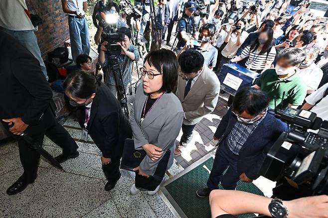 김지연 서울동부지방법원 부장판사와 관계자들이 10일 오후 6·3 지방선거 투표용지 부족 사태가 발생한 잠실7동 제2투표소였던 서울 송파구 우성아파트 노인정의 현장 검증을 위해 현장에 진입하고 있다. 뉴시스