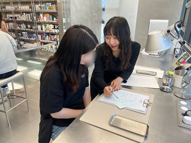 서울 성동구 올리브영N성수에서 김현지 기자(오른쪽)가 뷰티컨설턴트 체험을 하고 있다. 사진=김현지 기자