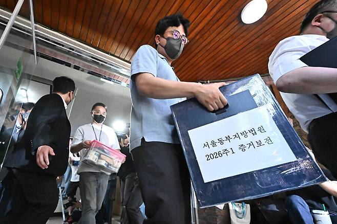김지연 서울동부지방법원 민사51단독 부장판사를 비롯한 관계자들이 10일 서울 송파구 잠실7동 제2투표소였던 우성아파트 노인정에서 증거 보전을 마친 뒤 이동하고 있다. 공동취재단