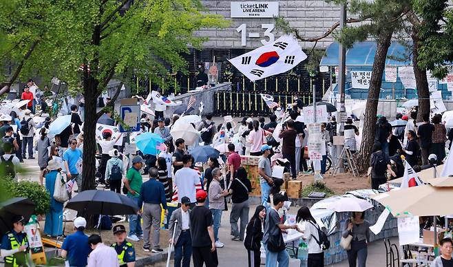 10일 서울 송파구 올림픽공원 핸드볼경기장 개표소 앞에 시민들이 모여 6·3 지방선거 재선거를 요구하는 구호를 외치고 있다. 뉴스1
