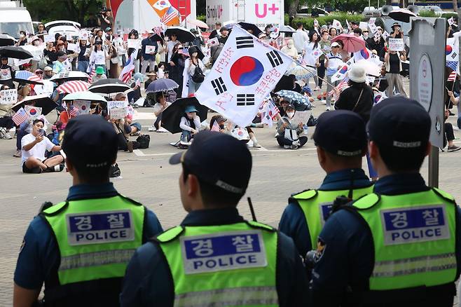 10일 서울 송파구 올림픽공원 핸드볼경기장에 설치된 개표소 앞에서 시민들이 구호를 외치고 있다. 뉴시스