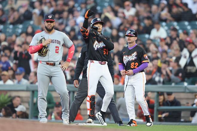 <yonhap photo-4319=""> SAN FRANCISCO, CALIFORNIA - JUNE 09: Jung Hoo Lee #51 of the San Francisco Giants reacts after hitting a single in the bottom of the third inning against the Washington Nationals at Oracle Park on June 09, 2026 in San Francisco, California. Lachlan Cunningham/Getty Images/AFP (Photo by Lachlan Cunningham / GETTY IMAGES NORTH AMERICA / Getty Images via AFP)/2026-06-10 12:12:53/ <저작권자 ⓒ 1980~2026 ㈜연합뉴스. 무단 전재 재배포 금지, AI 학습 및 활용 금지></yonhap>