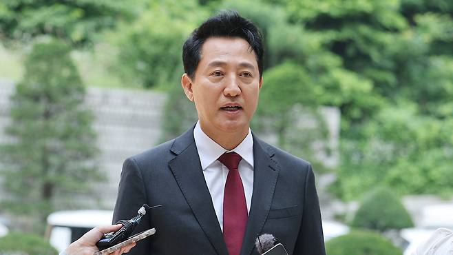 오세훈 서울시장이 10일 서울 서초구 서울중앙지방법원에서 열린 '명태균 여론조사 의혹' 사건 1심 속행 공판에 출석하며 취재진의 질문에 답하고 있다.
