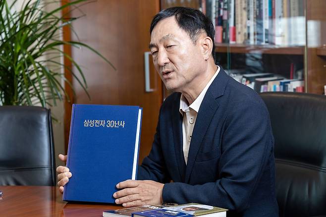 임형규 전 삼성전자 사장은 인터뷰에서 "삼성 반도체의 막대한 성과는 이병철 창업주와 이건희 회장 시절부터 수많은 선배들과 임직원이 헌신한 결과"라며 "노조는 경쟁력을 키워 빚을 갚아 가야 한다"고 주문했다. 장진영 기자