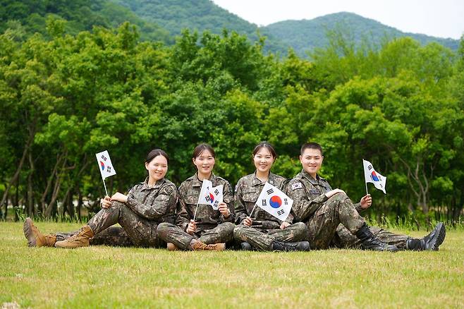 4남매 부사관 가족인 김문정 중사(육군 제5기갑여단·포병), 김문소 중사(육군 제12사단·병참), 김태희 중사(해군 항공사령부·항공), 김준원 하사(공군 제3훈련비행단·통신). 사진 육군