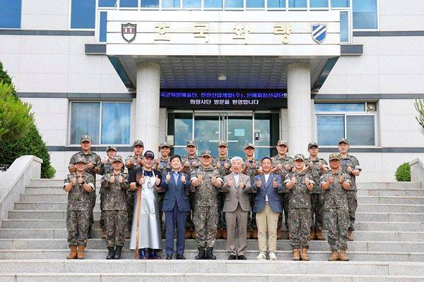 육군 제11기동사단 화랑부대에서 진행된 사회공헌활동을 마친 뒤 관계자들이 단체 기념촬영을 하고 있다.