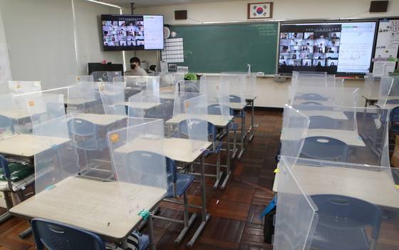 2021년 12월 20일 오전 부산 남구 용문초등학교 6학년 교실에서 교사가 온라인 수업을 진행하고 있다. 당시 코로나19 대유행으로 정부는 수도권 모든 학교와 비수도권 과대·과밀학교의 전면등교를 중단하고, 등교수업과 원격수업을 병행 실시했다. 송봉근 기자