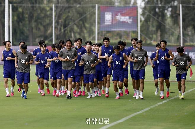 한국축구대표팀 선수들이 지난 9일 멕시코 과달라하라에서 진행된 훈련에서 달리기로 몸을 풀고 있다. 과달라하라 | 문재원 기자