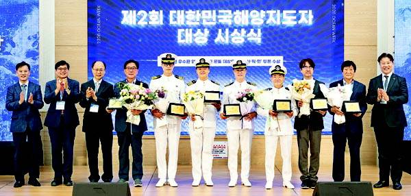 10일 부산 벡스코에서 ‘2026 해양주간’ 해양산업 리더스 서밋 ‘제2회 대한민국 해양지도자 대상 시상식’이 열려 수상자와 참석 내빈이 기념촬영을 하고 있다.  전민철 기자