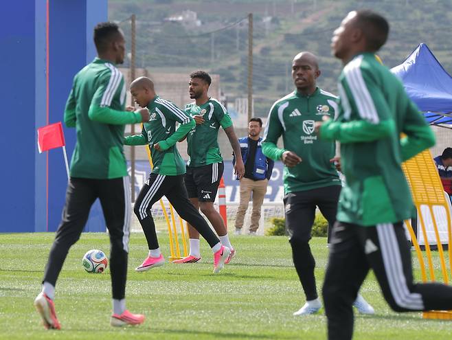 South African footballers practice on June 9 before the FIFA World Cup 2026 in Mexico. YONHAP