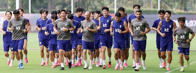 주장 손흥민(오른쪽 두 번째)을 비롯한 한국 축구대표팀 선수들이 9일(한국시간) 멕시코 과달라하라 인근 사포판에 차려진 베이스캠프 훈련장 치바스 바예 베르데에서 러닝으로 몸을 풀고 있다. 뉴시스