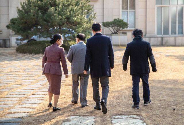 이만희(왼쪽 두 번째) 신천지 총회장이 2020년 3월 경기도 가평 신천지 평화의 궁전에서 열린 코로나19 사태 관련 기자회견을 마치고 관계자들과 함께 궁전으로 들어가고 있다. 국민일보DB