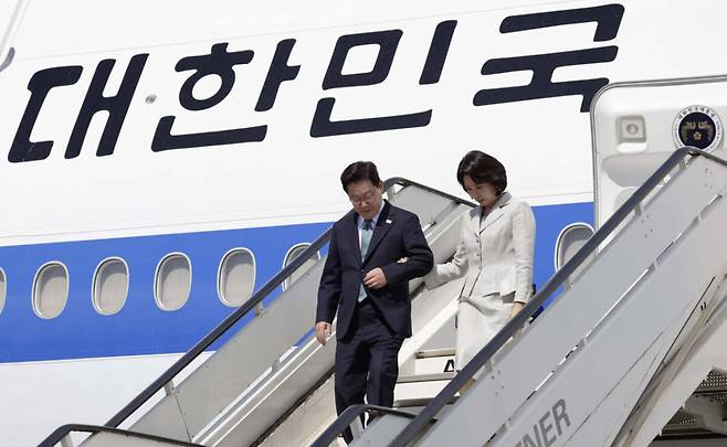벨기에를 방문한 이재명 대통령과 김혜경 여사가 9일(현지시간) 브뤼셀 멜스부르크 공군 기지에 도착한 공군 1호기에 내리고 있다. 연합뉴스