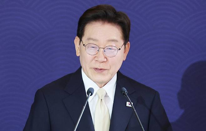 이재명 대통령이 9일(현지시간) 벨기에 브뤼셀 한 호텔에서 열린 동포 만찬간담회에서 인사말을 하고 있다. 연합뉴스