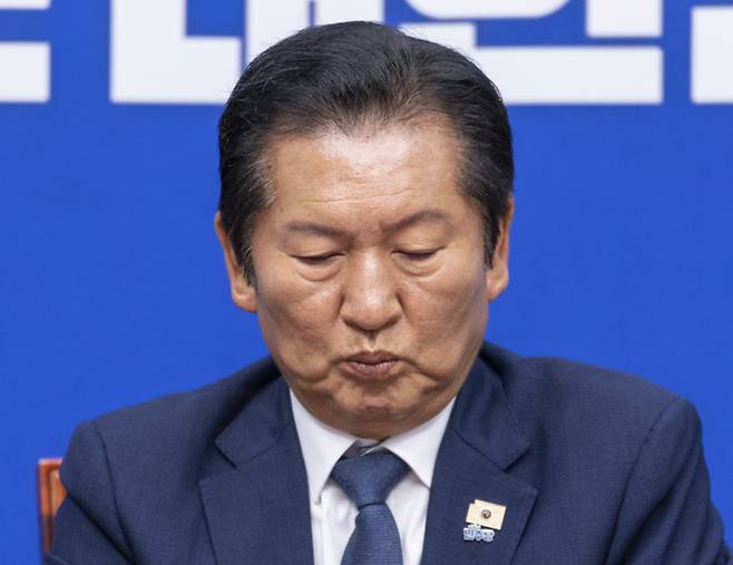 정청래 더불어민주당 대표가 10일 국회에서 지방선거 이후 처음으로 열린 최고위원회의에서 발언을 마친 뒤 생각에 잠겨 있다. [연합뉴스]