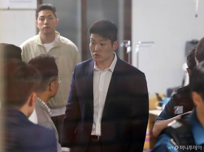 [서울=뉴시스] 배훈식 기자 = 김재섭 국민의힘 의원이 4일 오전 투표용지 부족으로 투표시간이 연장된 서울 송파구 잠실7동 제2투표소를 찾아 선거관리위원회 관계자와 대화하고 있다.  2026.06.04. dahora83@newsis.com /사진=배훈식